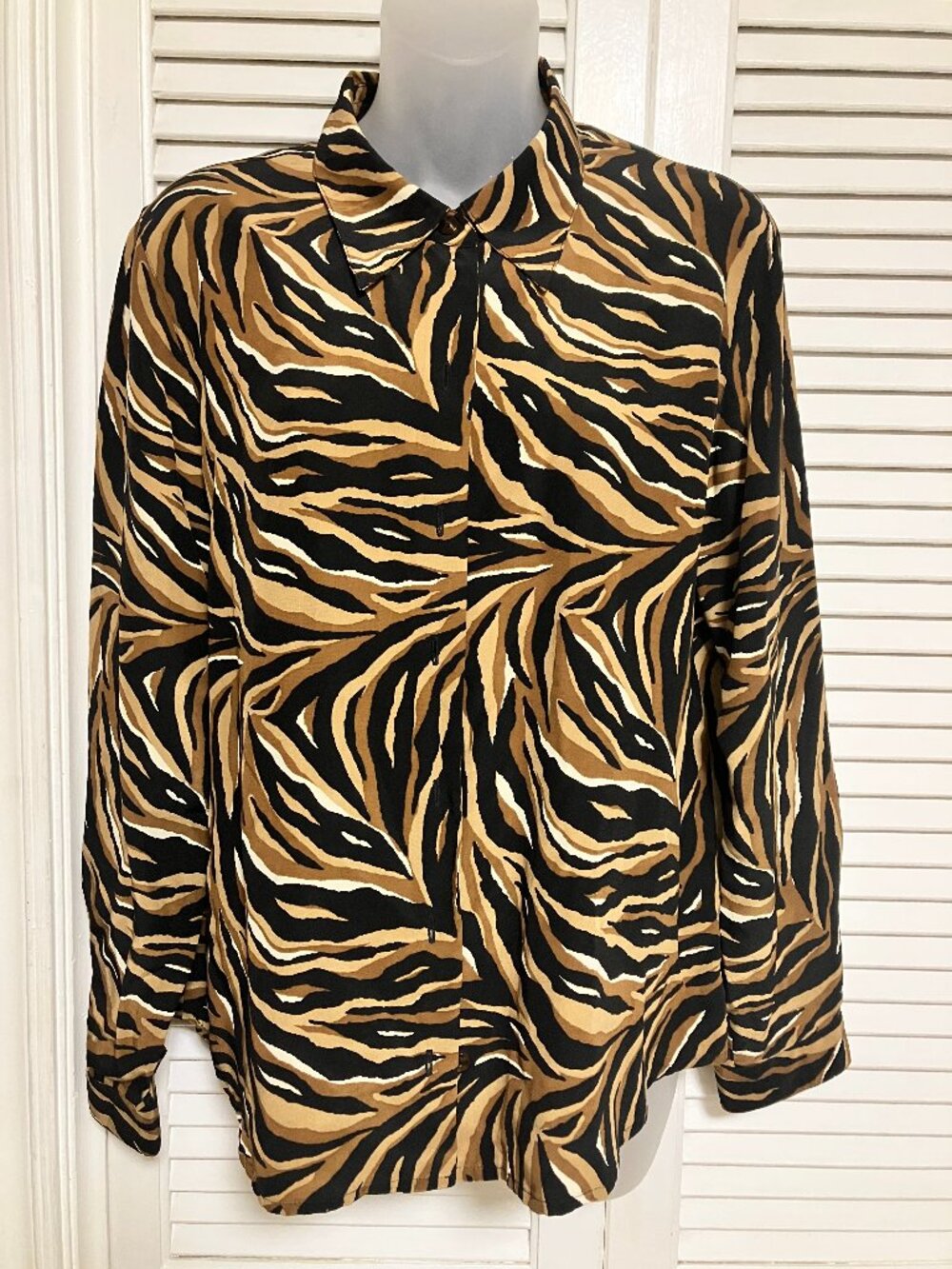 Liz Claiborne VTG Silk Shirt Animal Print Blouse Womens Size 10 Petite
